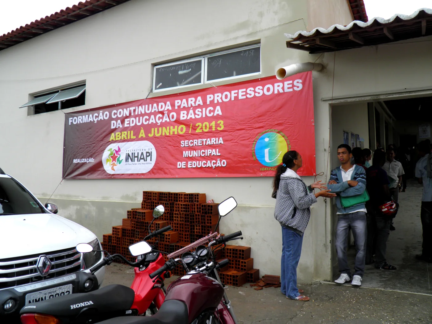 Entrada da escola: o programa correu de abril a junho.
