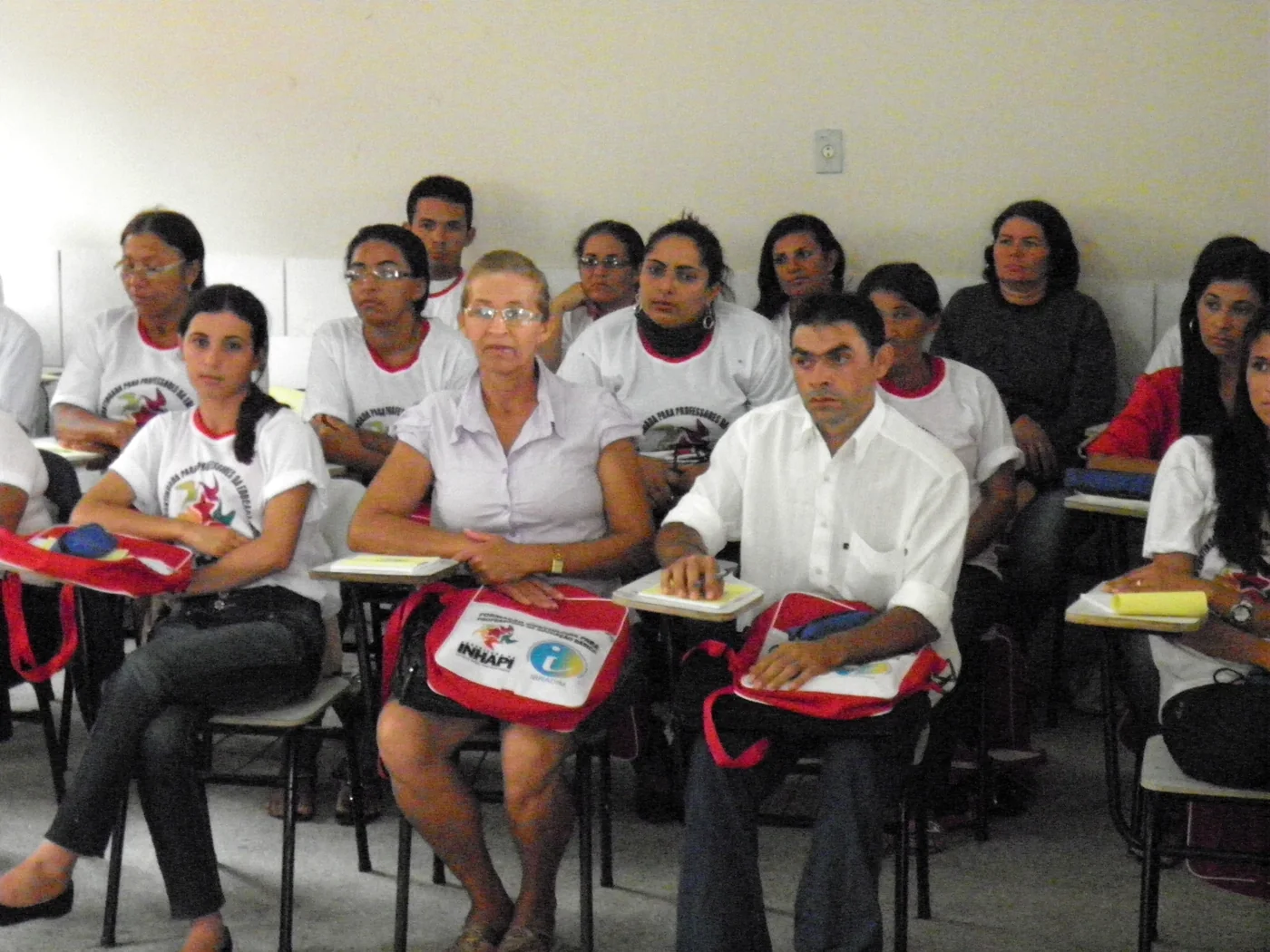 Turma em sala, com o material da formação.